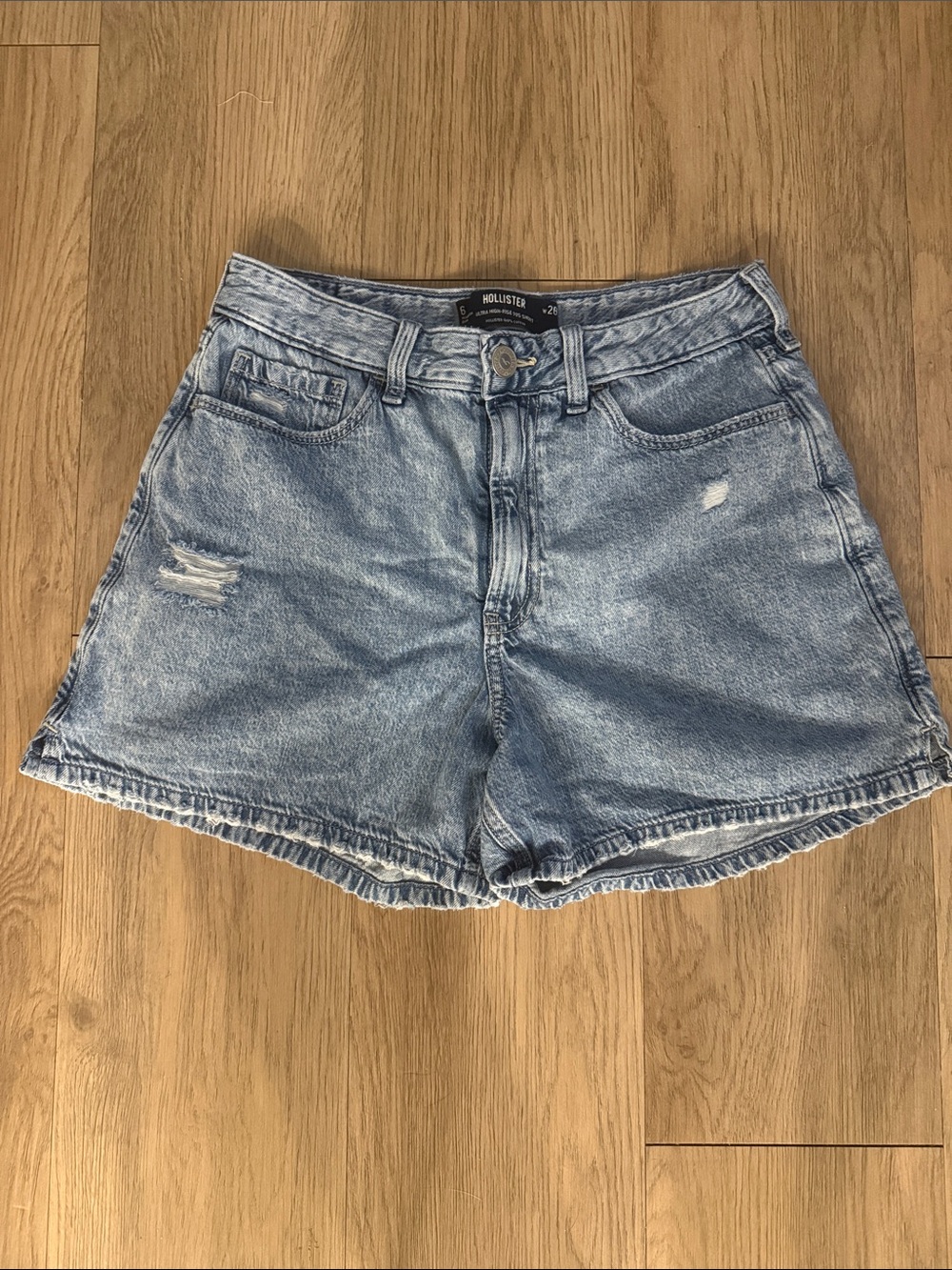 Hollister Ultra High-Rise 90s Denim Shorts Size 6 W28 Light Wash Distressed